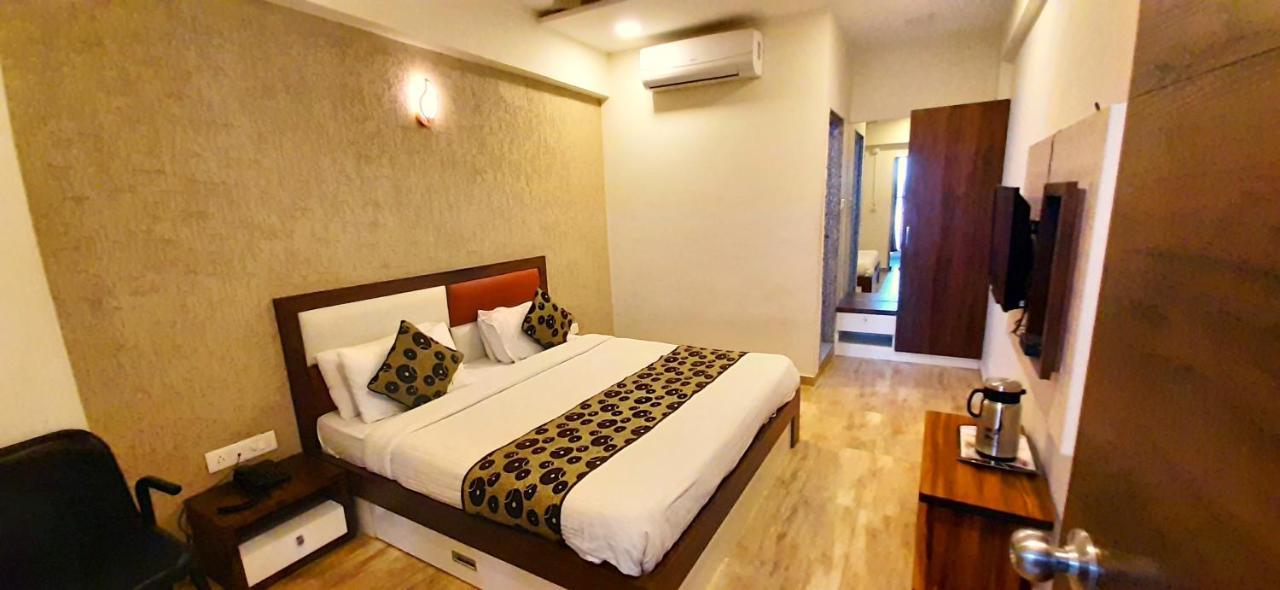 Hotel Tulip Plaza Ahmedabad Exterior foto