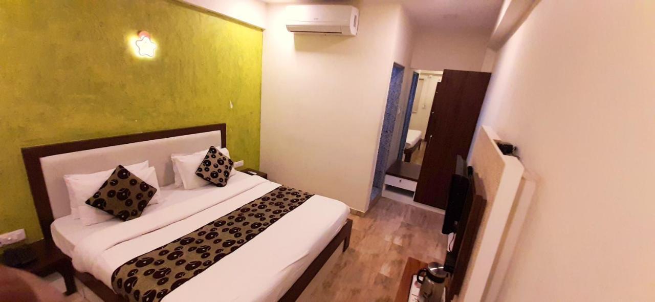 Hotel Tulip Plaza Ahmedabad Exterior foto