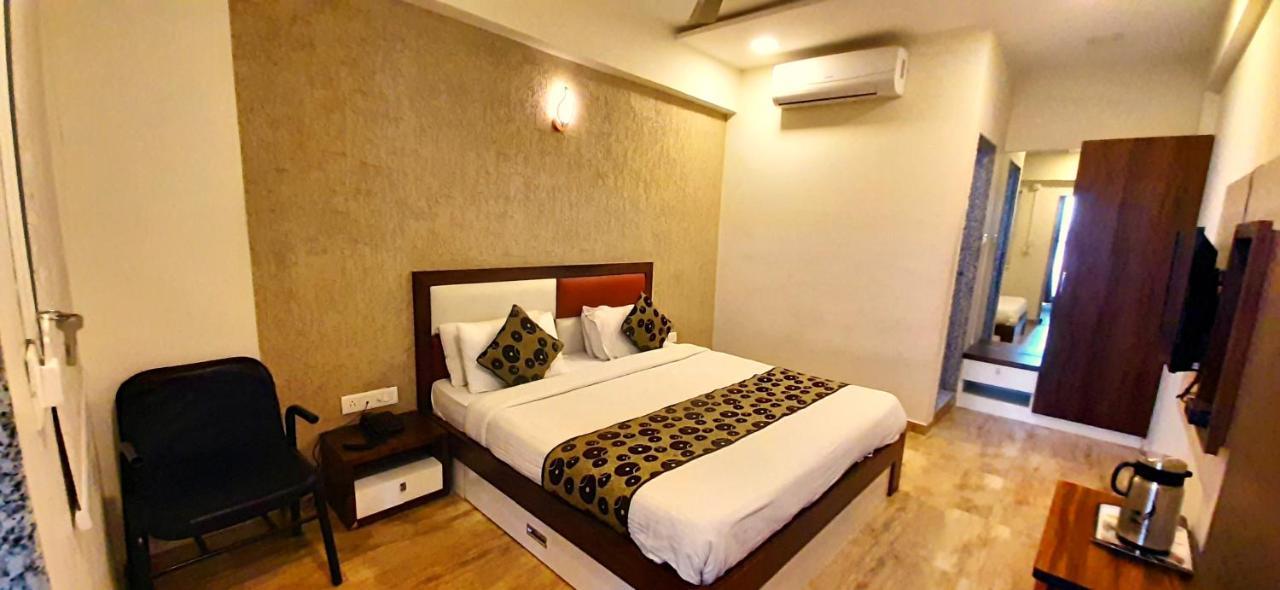 Hotel Tulip Plaza Ahmedabad Exterior foto