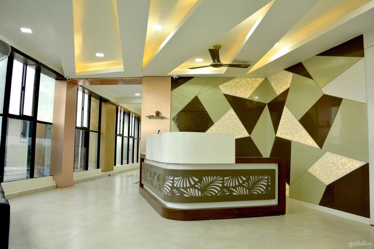 Hotel Tulip Plaza Ahmedabad Exterior foto