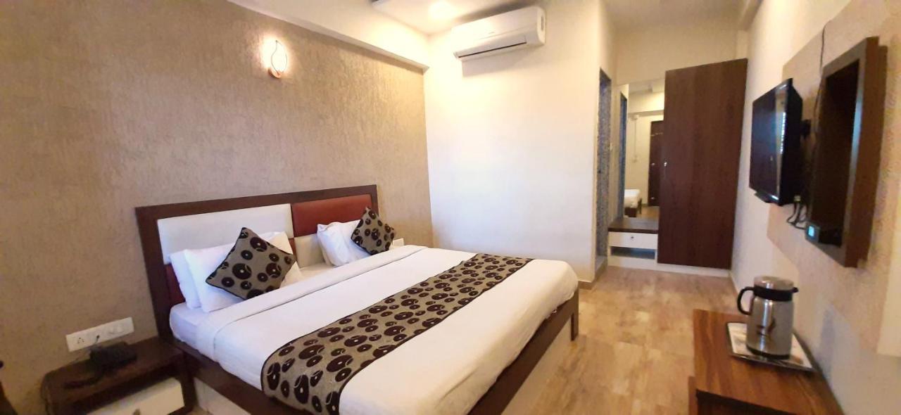 Hotel Tulip Plaza Ahmedabad Exterior foto