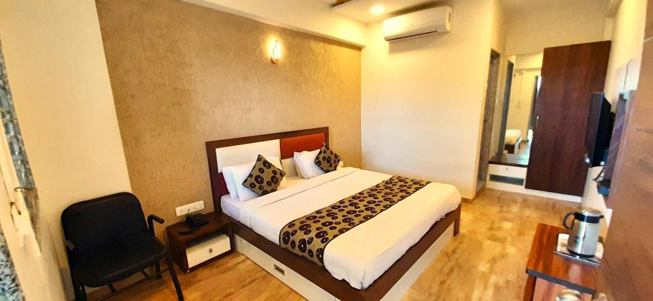 Hotel Tulip Plaza Ahmedabad Exterior foto