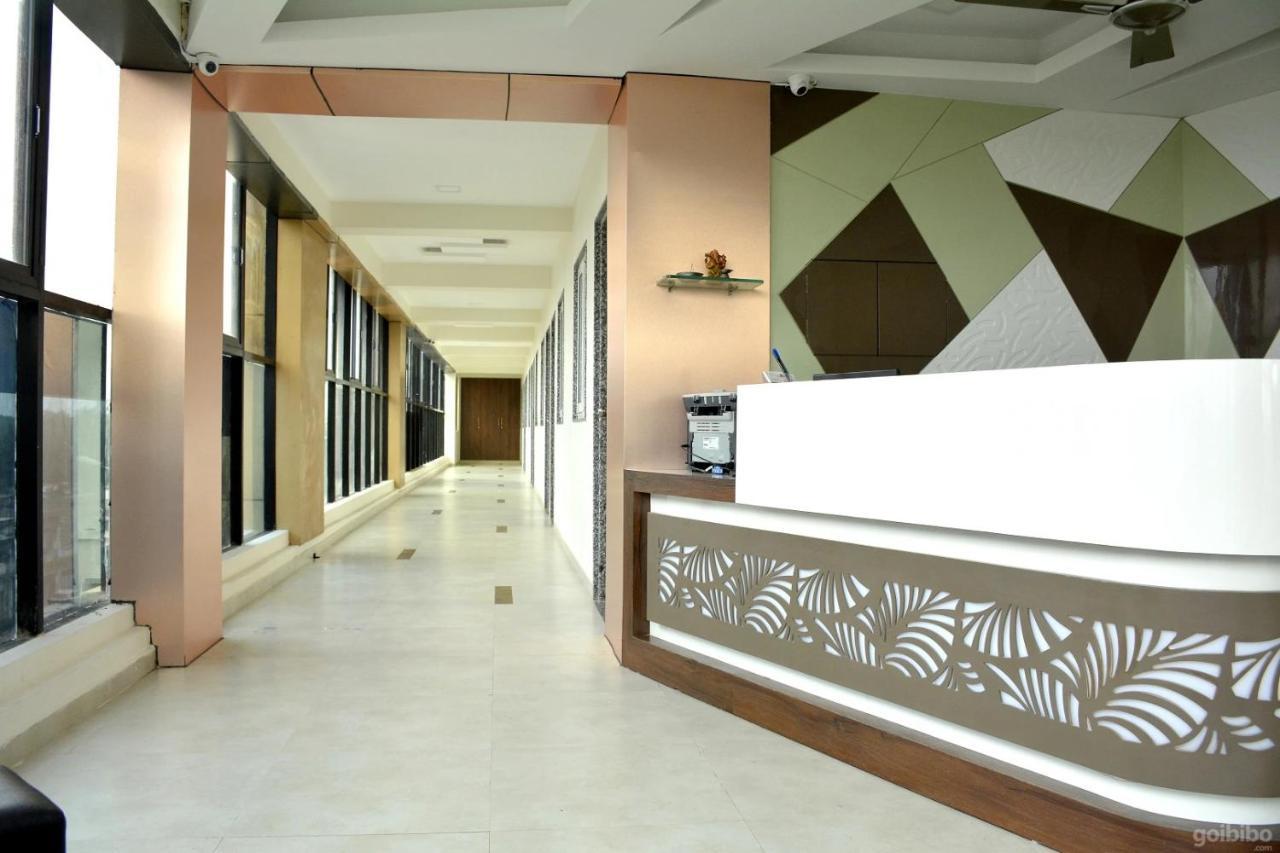 Hotel Tulip Plaza Ahmedabad Exterior foto