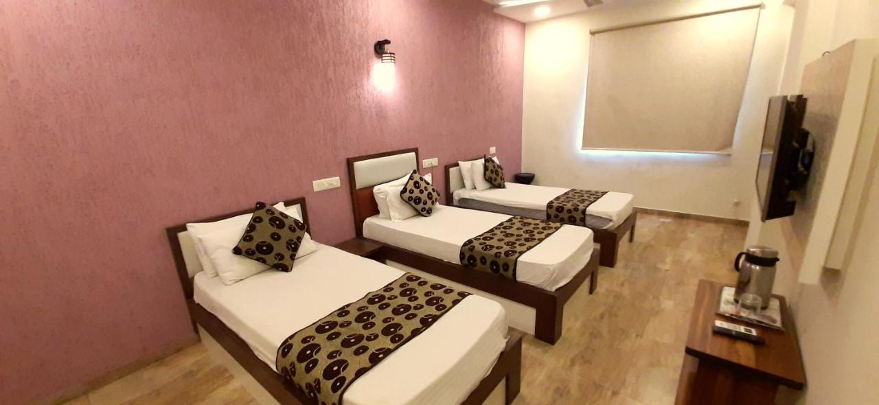Hotel Tulip Plaza Ahmedabad Exterior foto