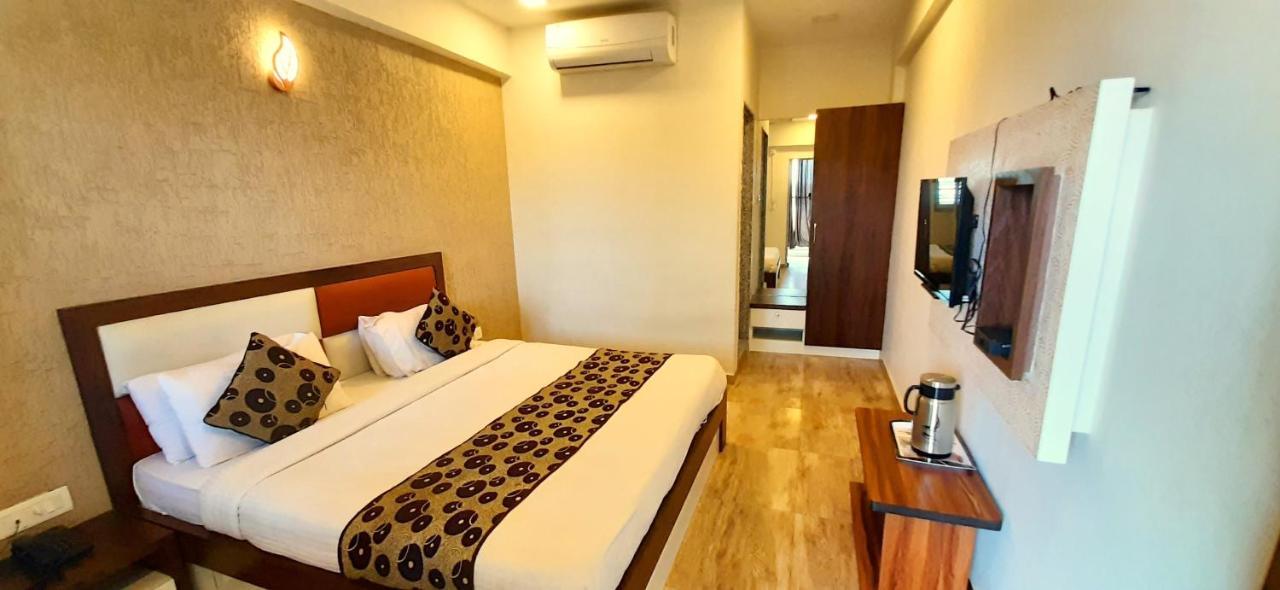 Hotel Tulip Plaza Ahmedabad Exterior foto