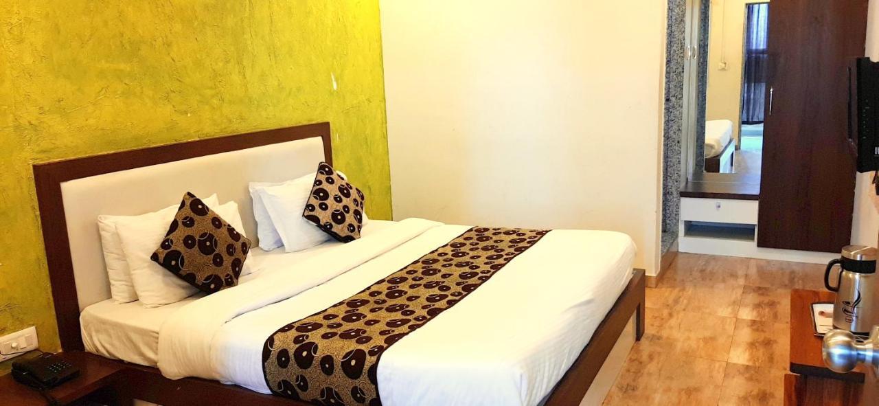 Hotel Tulip Plaza Ahmedabad Exterior foto
