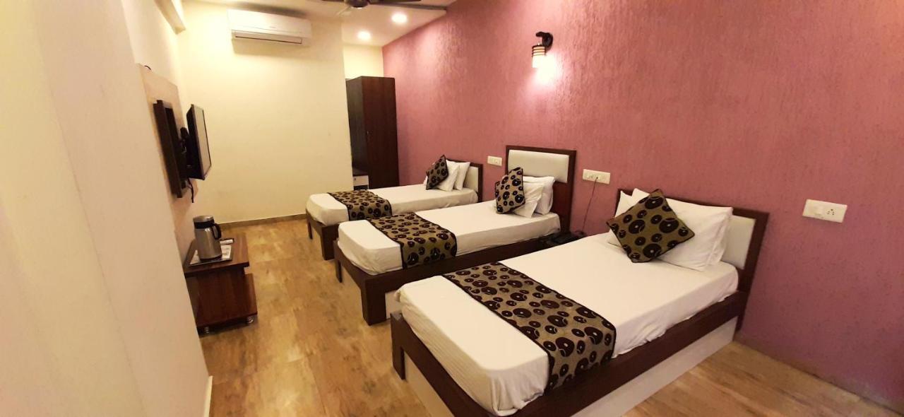 Hotel Tulip Plaza Ahmedabad Exterior foto