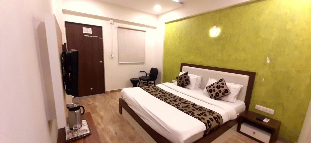 Hotel Tulip Plaza Ahmedabad Exterior foto