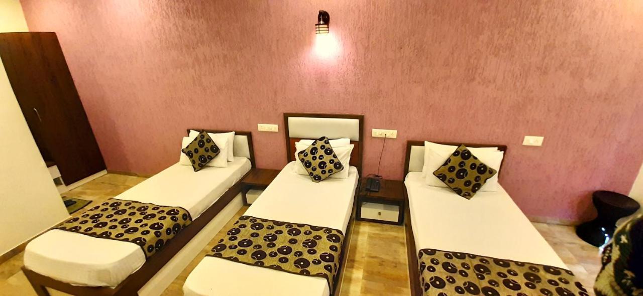 Hotel Tulip Plaza Ahmedabad Exterior foto