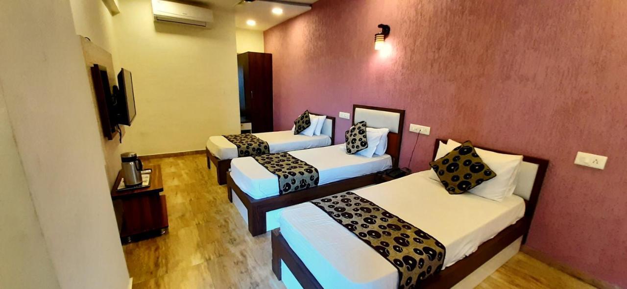 Hotel Tulip Plaza Ahmedabad Exterior foto